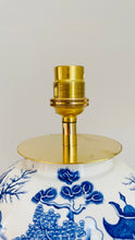 Load image into Gallery viewer, Antique Mason's Willow Lamp