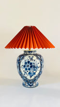 Load image into Gallery viewer, Antique Delft Regina Lamp