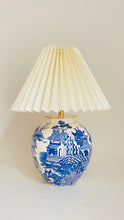 Load image into Gallery viewer, Antique Mason's Willow Lamp