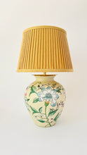 Load image into Gallery viewer, Antique Summer Flower Lamp